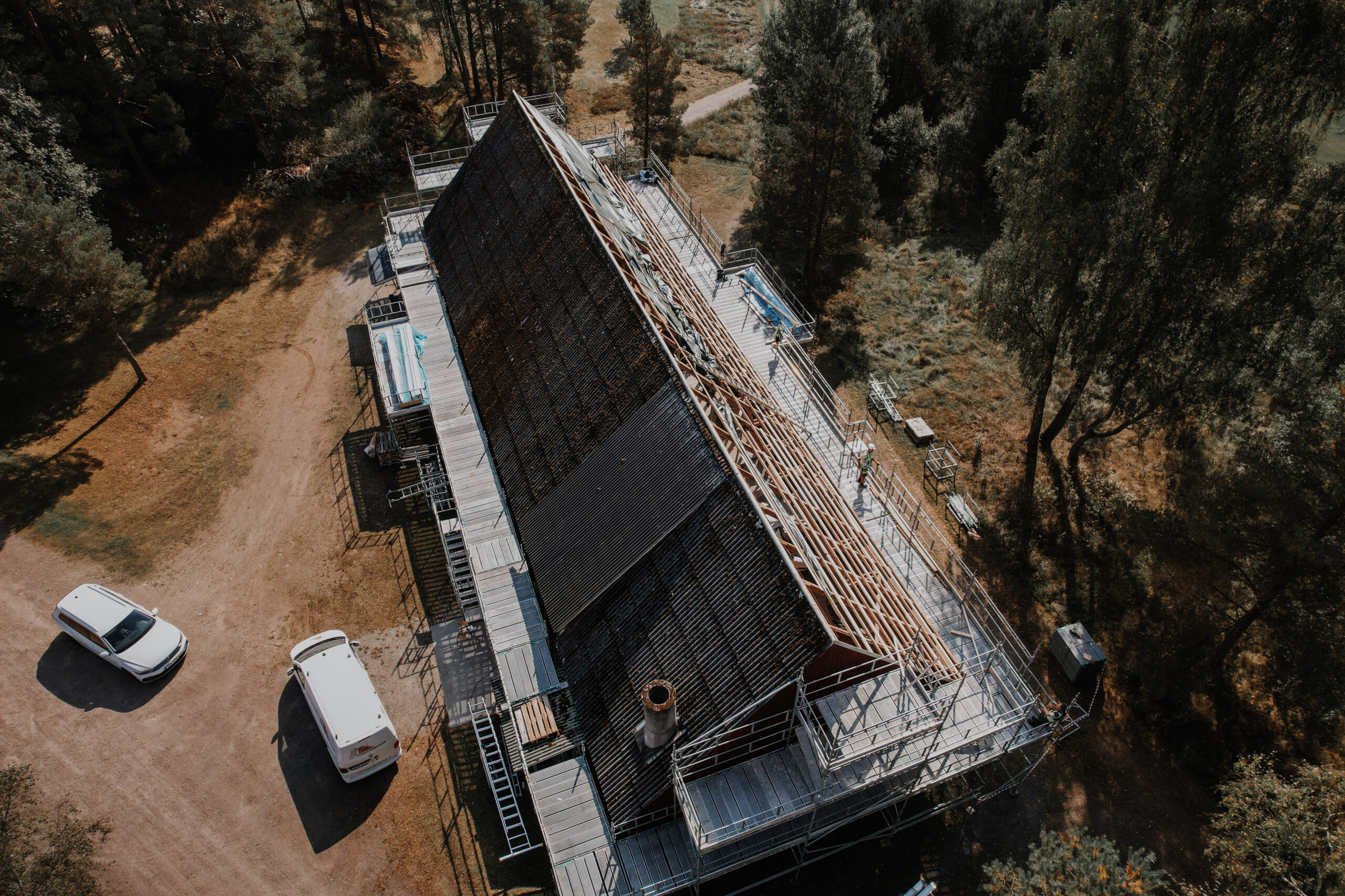 Nytt tak lagt på ladugård i Lagan – takbyte utfört av Lagans Byggnads AB